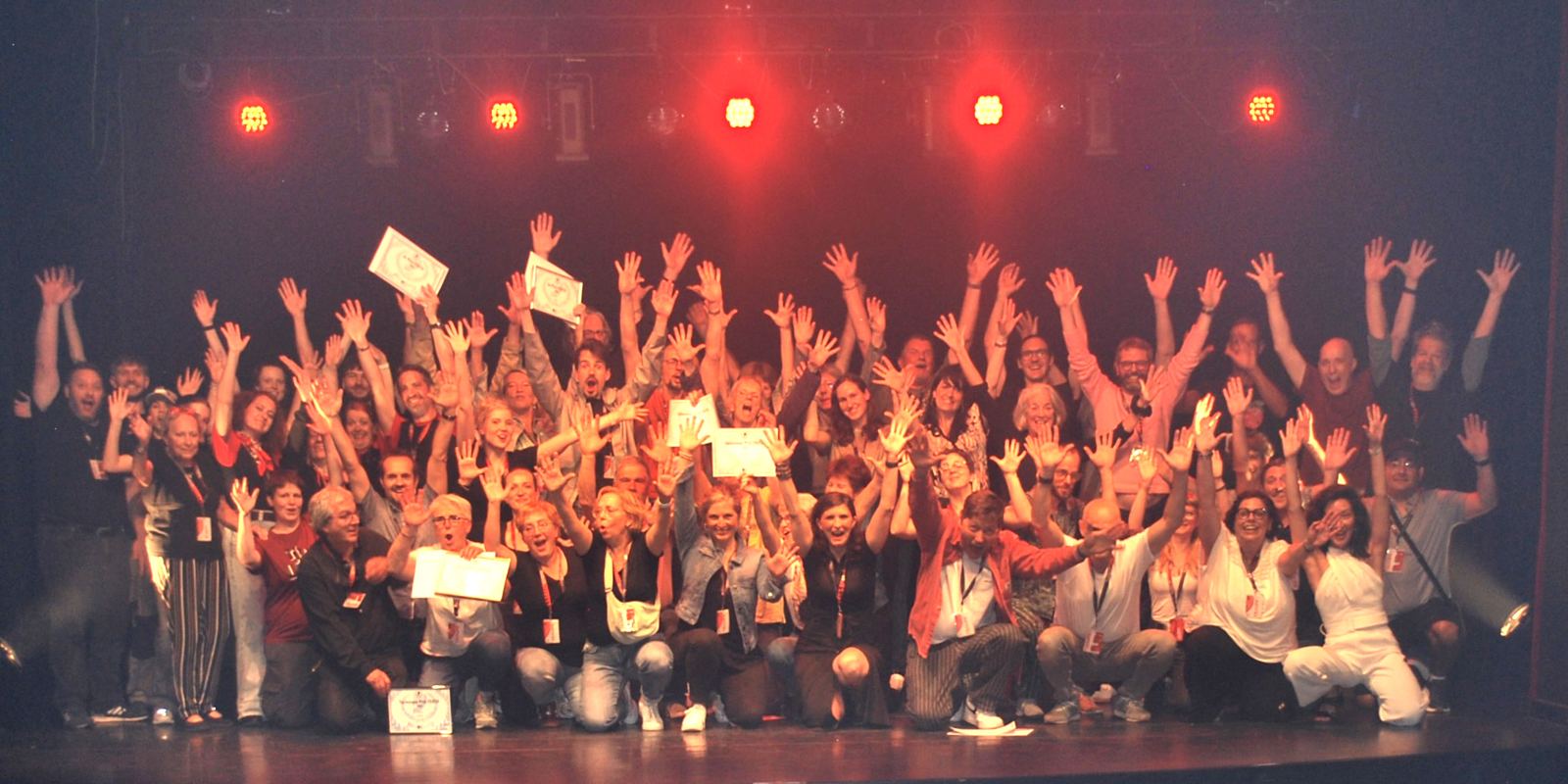 Les six troupes finalistes et le jury réunis sur la scène du Théâtre de Colombier, finale 2025